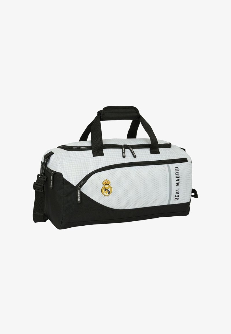 Torba podróżna w biało-czarnym wzorze, wykonana z trwałego materiału; posiada logo Real Madryt, podwójne uchwyty i regulowany pasek.