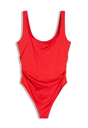 Piros egyrészes fürdőruha széles vállpántokkal és kivágott nyakkivágással, fehér háttéren laposan elrendezve.