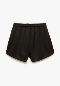 Pantalones cortos negros hechos de una tela ligera con una cinturilla elástica, con un corte holgado y un dobladillo redondeado. Textura suave; sin patrones visibles.