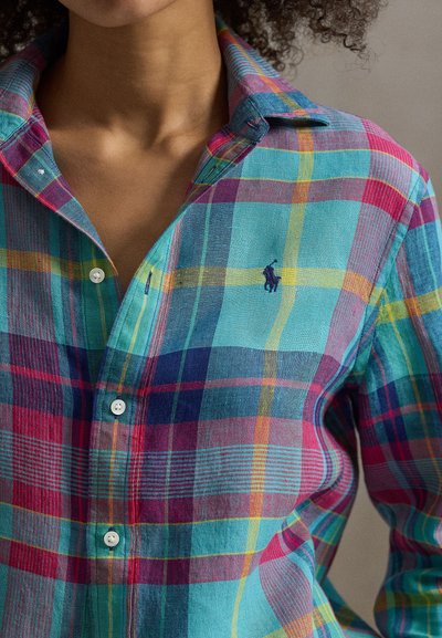 Καρό πουκάμισο με κουμπιά σε τιρκουάζ, ροζ και κίτρινο, με κλασικό γιακά, λευκά κουμπιά και κεντημένο λογότυπο σε ναυτικό μπλε.