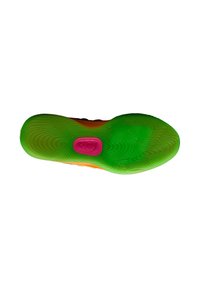 Suela de zapato con una textura de goma verde ondulada, que presenta un acento circular rosa y detalles naranjas alrededor de los bordes.