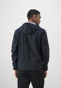 Calvin Klein Golf FEATHER DRY WATERPROOF SHELL JACKET - Regnjakke - black