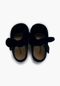 Navy blauwe fluwelen schoenen met een ronde neus, voorzien van een grote strik aan de zijkant en een zachte leren binnenzool. Ontworpen voor comfort en een veilige pasvorm.