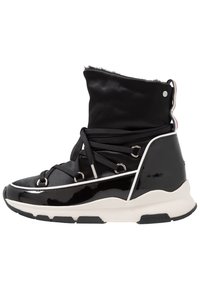 Czarny botek z ekologicznej skóry z satynową cholewką, sznurowanym fasonem i miękkim ociepleniem. Posiada białą śródpodeszwę oraz trójkątne ozdoby po bokach.