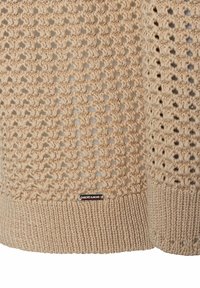 Beige gebreide trui met een open weefpatroon en ribbels aan de onderkant. Opmerkelijk merklabel genaaid aan de onderkant. Textuur met een zachte uitstraling.