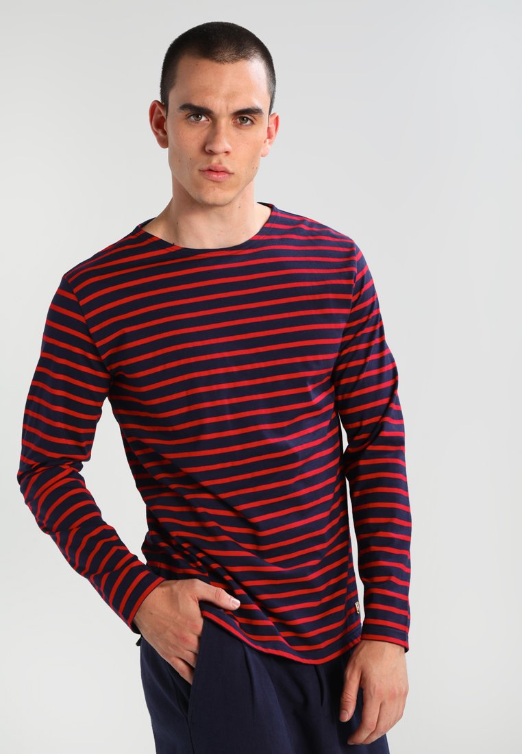 T-shirt a maniche lunghe a righe orizzontali blu navy e rosse, realizzato in morbido cotone, con collo girocollo e design aderente.