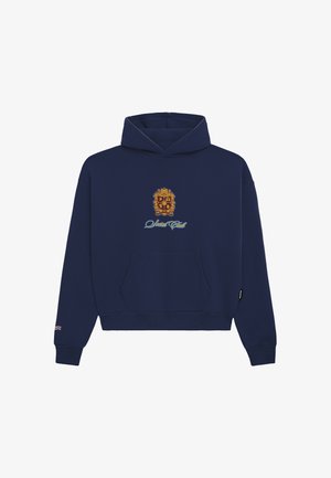 Tummansininen hupullinen collegepaita, jossa on etutasku ja koristeellisia graafisia elementtejä, mukaan lukien kultainen vaakuna ja "Social Club" -teksti. Pehmeää puuvillakangasta.