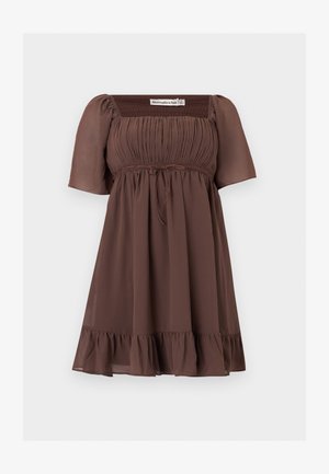 Καφέ κοντομάνικο φόρεμα με τετράγωνο ντεκολτέ, σούρα στο μπούστο, κορδέλα στη μέση και βολάν στο τελείωμα, κατασκευασμένο από ελαφρύ ύφασμα.