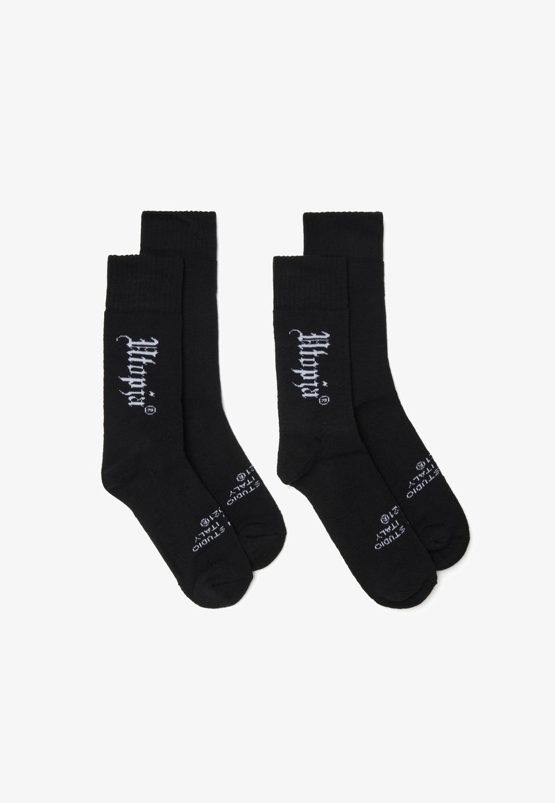 Schwarze Baumwollsocken mit gerippten Bündchen, mit weißem Logotext an der Seite und der Sohle. Klassisches Design mit einer glatten Textur.