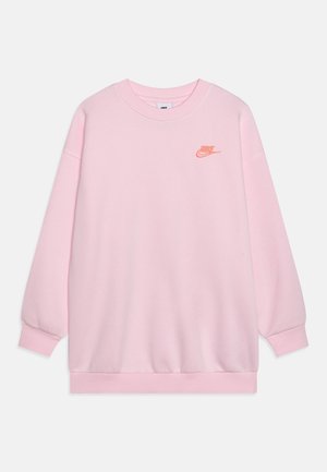 Sweat-shirt rose clair avec col rond, manches longues et poignets côtelés. Présente un petit logo Nike orange sur la poitrine gauche. Texture douce.
