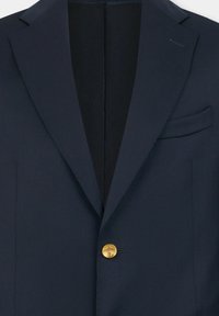 Marineblazer mit Reverskragen, einem goldenen Knopfverschluss und einer Brusttasche. Glatte Textur und taillierte Passform für einen eleganten Look.