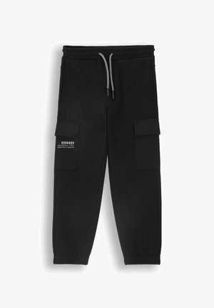 Czarne dresy wykonane z mieszanki bawełny, z dwiema kieszeniami cargo, elastycznym pasem z ściągaczem oraz nadrukowanym tekstem.