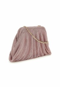 Pochette en mailles rose doré avec un design plissé et une bandoulière en chaîne dorée. Elle présente une forme structurée et une texture scintillante tout au long.