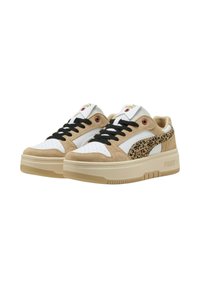 Sneaker beige e bianche con lacci neri, dotate di un accento in stampa leopardata, una suola imbottita e materiali in suede/mesh testurizzati.