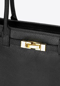 Borsa a tracolla in pelle nera con superficie testurizzata, forma strutturata e dettaglio della chiusura in tono oro nella parte superiore.