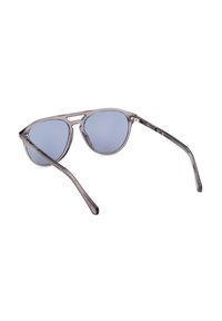 Gafas de sol grises con lentes azules, de forma redonda y con un marco de plástico ligero. Los acentos de metal en el puente y las varillas realzan el diseño.