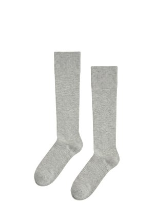 Paar schlichte hellgraue knielange Socken mit Rippenbündchen, flach auf weißem Hintergrund ausgelegt.