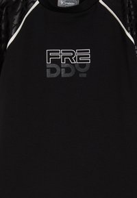 Maglietta nera con scollo rotondo, dettagli bianchi a contrasto e un audace logo "FREDDY" in diverse tonalità di grigio sul petto.