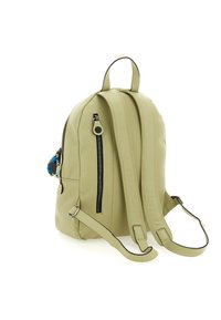 Zaino in pelle verde chiaro con due spallacci regolabili e manico superiore. Presenta una tasca frontale con cerniera e una forma arrotondata. Arricchito da dettagli in metallo.