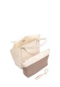 Borsa tote beige con doppi manici, materiale liscio e apertura superiore. Include una pochette rimovibile marrone con zip e un accento crema. Comprende un'etichetta.