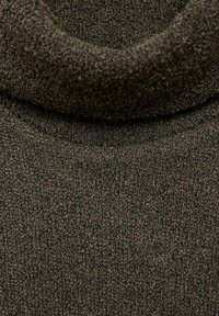 Tissu tricoté texturé de couleur vert foncé avec un col roulé haut, présentant des motifs subtils et une apparence douce et confortable.