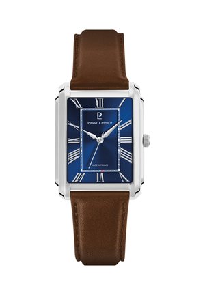 Strieborné obdĺžnikové hodinky s tmavomodrým ciferníkom, bielymi rímskymi číslicami, striebornými ručičkami a hnedým koženým remienkom, zobrazujúce čas 10:10:36.