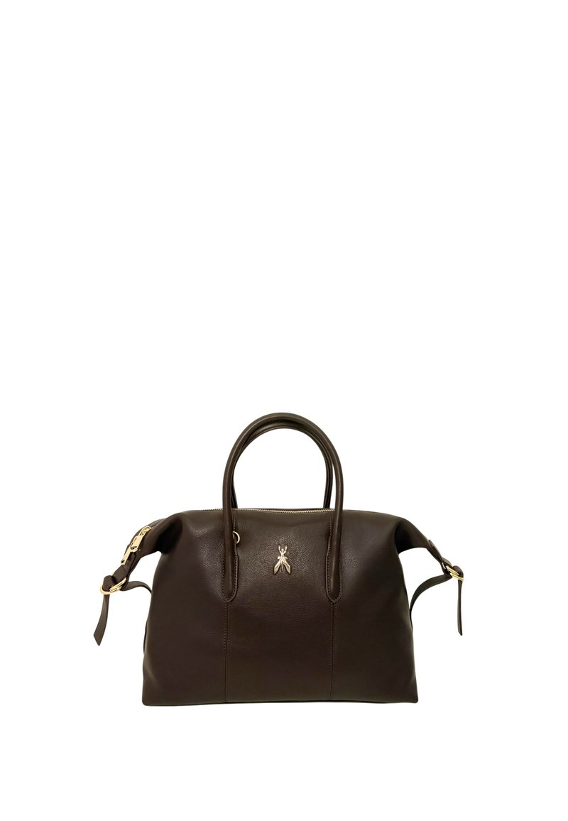Borsa a tracolla in pelle marrone con due manici, chiusura con zip e un accento decorativo con logo. Presenta dettagli in metallo dorato e una texture liscia.