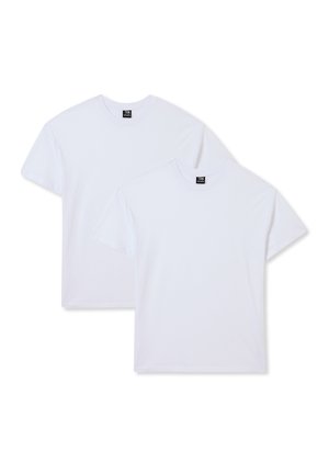 Due magliette a maniche corte di colore bianco, realizzate in cotone. Presentano un collo a giro e una vestibilità regolare, con una texture liscia e senza motivi visibili.