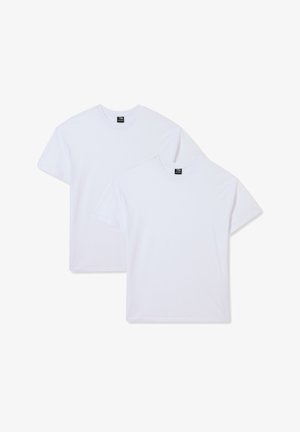 Due magliette a maniche corte di colore bianco, realizzate in cotone. Presentano un collo a giro e una vestibilità regolare, con una texture liscia e senza motivi visibili.