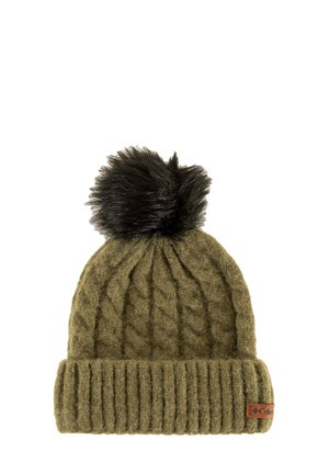Bonnet tricoté vert olive avec motif tressé, bord côtelé, et un pompon en fausse fourrure noire sur le dessus ; étiquette en cuir avec marque sur le bord.