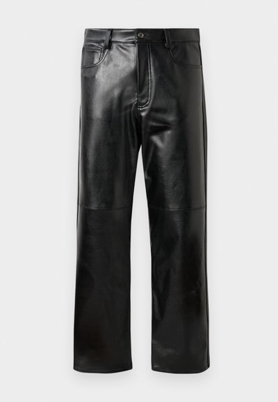 Pantalons en faux cuir noirs à jambes droites avec passants de ceinture, bouton avant, fermeture éclair et détails de couture visibles aux genoux et poches.
