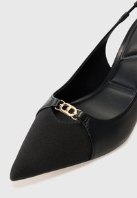 Chaussure slingback noire à bout pointu en tissu et cuir. Présente un accent de boucle dorée et une semelle intérieure à texture lisse.