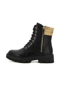 Stivaletto in pelle nera con un polsino in tessuto tan a trama. Presenta occhielli dorati, lacci anteriori e zip laterale. Suola spessa e robusta.