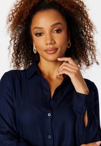 Bubbleroom BELTED L/S VISCOSE SHIRT DRESS - Abito a camicia - dark blue
