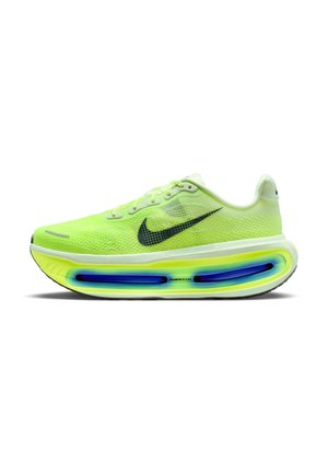 Chaussure de course jaune-vert vif avec le logo Nike noir et une semelle blanche épaisse avec un coussin d’air bleu visible.