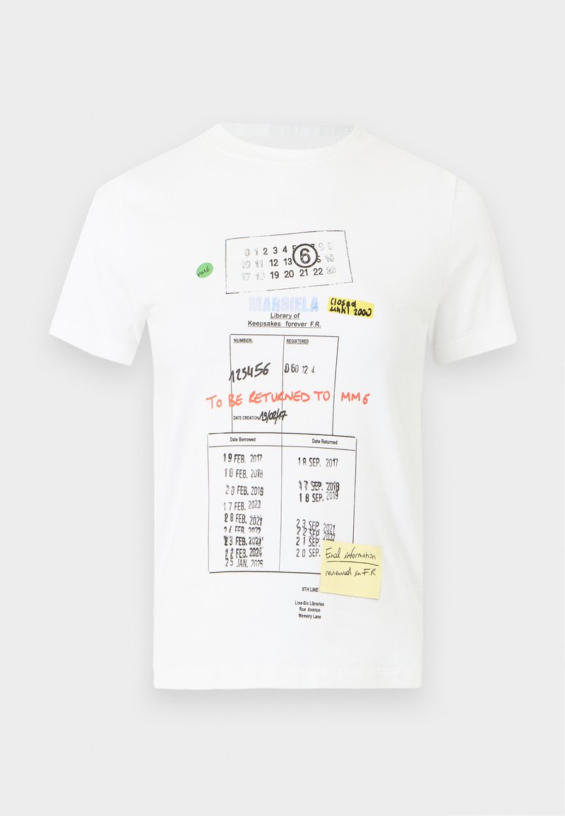 T-shirt blanc avec impression graphique ressemblant à une carte de bibliothèque vintage et des notes manuscrites de différentes couleurs.