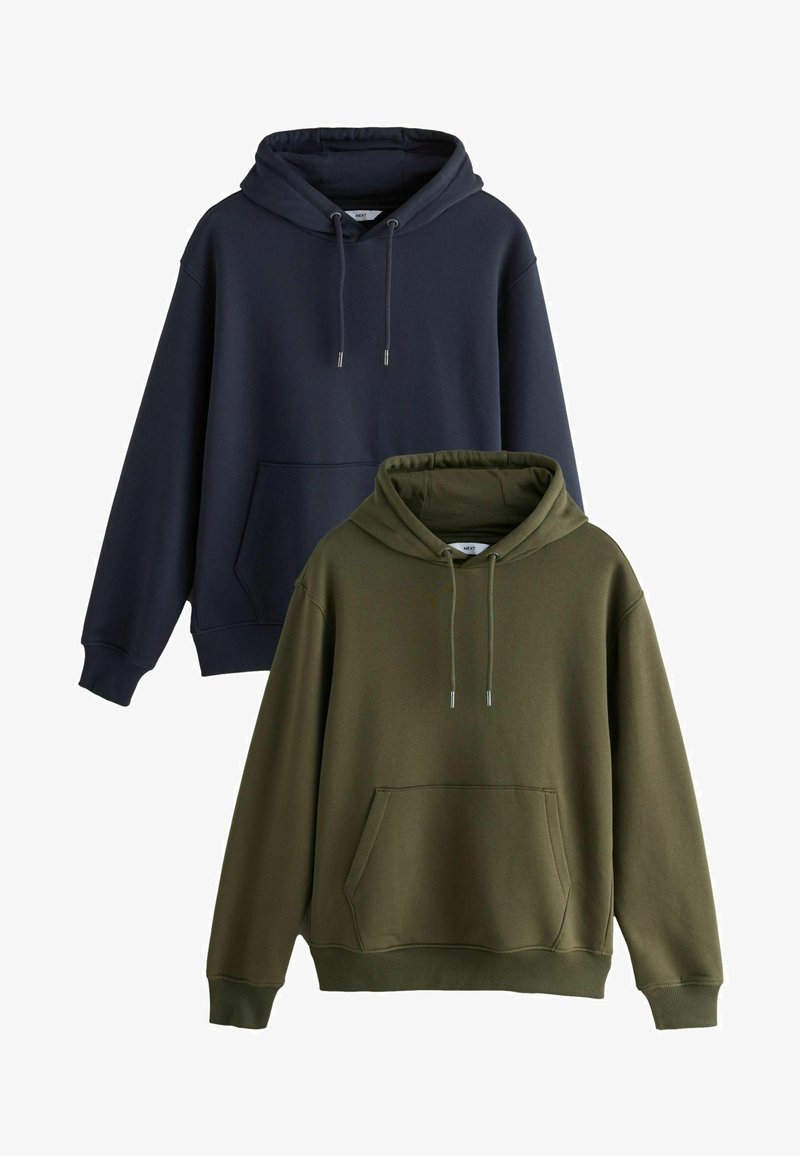 Twee hoodies: één marineblauw en één olijfgroen. Beide hebben een voorzak, een trekkoordcapuchon en een zachte, gestructureerde stof.