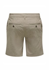 Khaki lühikesed püksid sileda tekstuuriga, kus on kaks tagumist taskut nupuga ja klassikaline vöödisain.