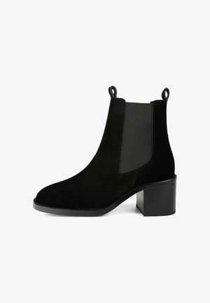 Must meltonist ankle saapad, millel on plokknakk ja elastsed külgdetailid, ning tõmbetapsud. Lihtne kujundus ümarate varvastega. Sile tekstuur.