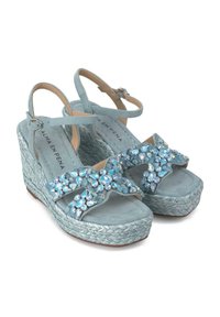 Sandali con zeppa in suede azzurro chiaro con suola in espadrilles. Presentano decorazioni in strass e cinturini alla caviglia regolabili.