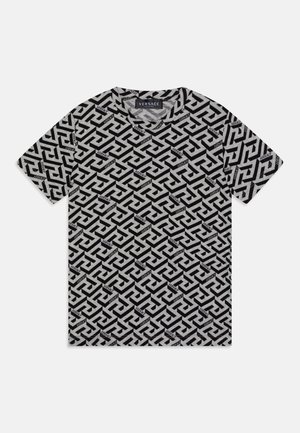 Kortærmet grå T-shirt med sort geometrisk mønster og gentagne Versace-mærkelogoer på stoffet.