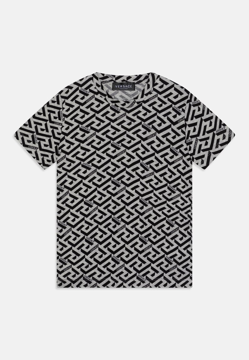 T-shirt gris à manches courtes avec motif géométrique noir et logos répétés du nom de la marque Versace sur le tissu.