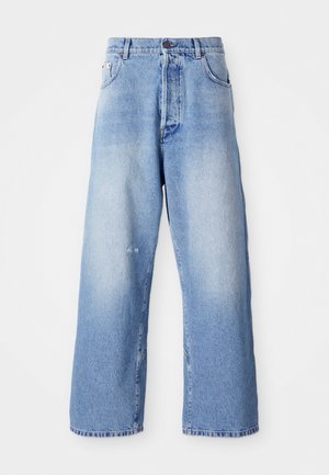 Hellblaue Denim-Jeans mit weitem Bein und verblasster Optik, ausgestattet mit einem Knopfverschluss, Gürtelschlaufen und leichten Verwitterungen in Kniehöhe.