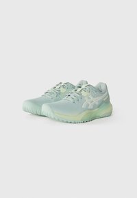 Baskets de sport vert menthe clair avec un dessus en maille respirante, des accents texturés, des lacets plats et une semelle rembourrée présentant un léger dégradé.