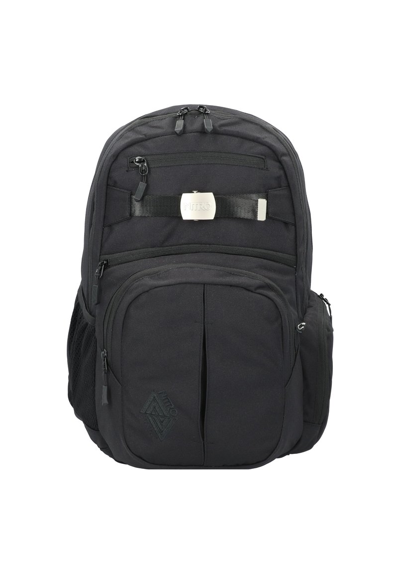 Mochila negra con múltiples compartimentos con cremallera, correas ajustables, un acabado texturizado y un acento de logo. Incluye bolsillos laterales de malla.