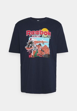 Námořnické bavlněné tričko s barevným grafickým potiskem, na kterém jsou ilustrace velblouda, čtyřkolky a západu slunce, spolu s textem "Reebok".