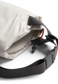 Bellroy LITE SLING - Marsupio - chalk