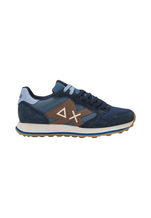 Blauer und brauner Sneaker mit hellblauen Schnürsenkeln, weißer Sohle und brauner Außensohle, mit geometrischen Formen am seitlichen Paneel.