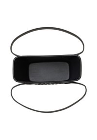 Cesta rectangular negra con correas curvadas. Textura suave, diseño minimalista, interior hueco y sutilezas de perforaciones en los costados.