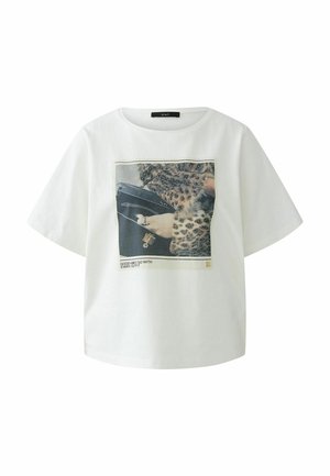 Weißes Baumwoll-T-Shirt mit kurzen Ärmeln, das ein gedrucktes Design einer Hand mit Schmuck zeigt, die eine schwarze Tasche hält, verziert mit Tierdruckakzenten.